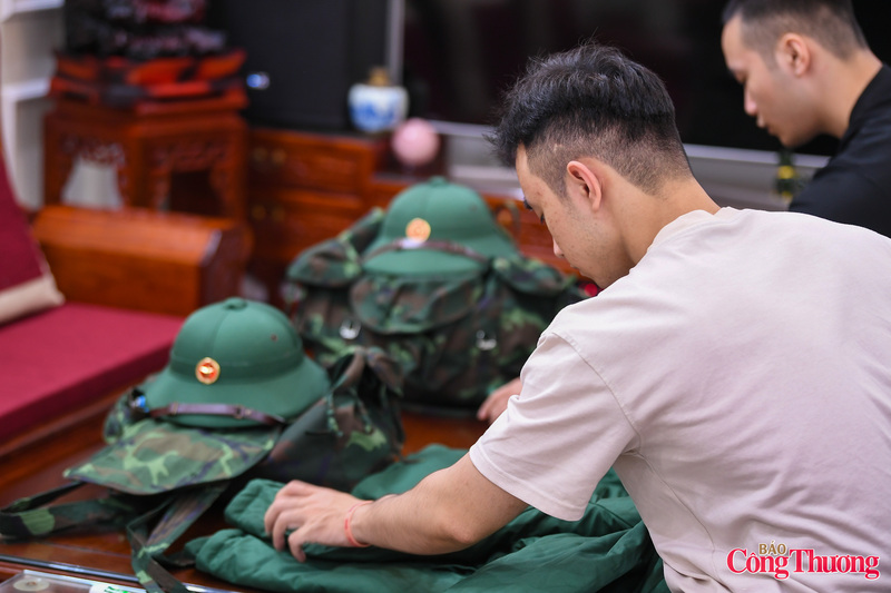 Ngay từ sớm, từng bộ quân phục được chuẩn bị cẩn thận, thể hiện sự sẵn sàng và háo hức của hai chàng trai trước chặng đường rèn luyện mới.