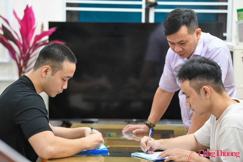 Khoảnh khắc hai anh em nghiêm túc viết đơn tình nguyện, thể hiện tinh thần tự giác và trách nhiệm công dân.