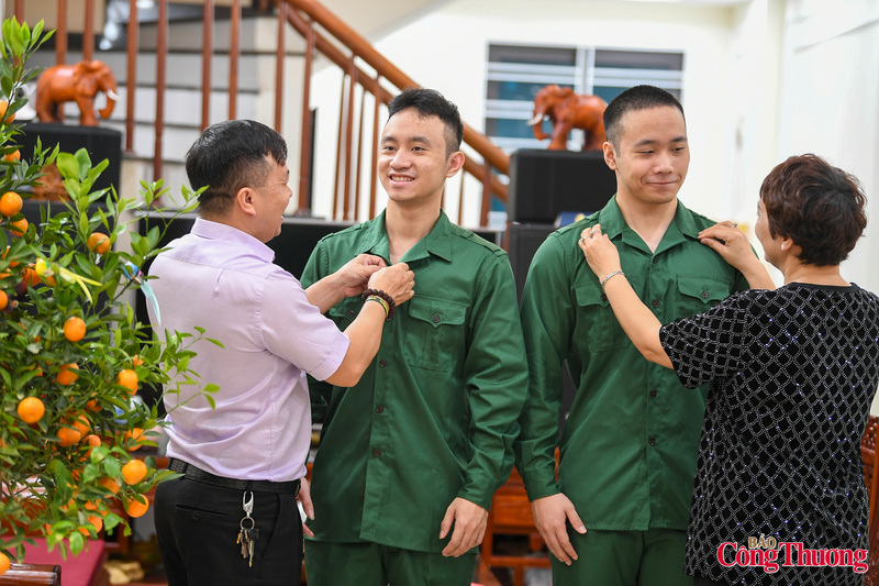 "Tự hào" là từ duy nhất cả hai anh em cùng thốt lên khi nói về quyết định gửi đơn tình nguyện nhập ngũ. Với Thế Lợi và Hồng Phúc, màu xanh áo lính không chỉ là nghĩa vụ thiêng liêng mà còn là dấu mốc rực rỡ nhất để đánh dấu sự trưởng thành của tuổi thanh xuân.