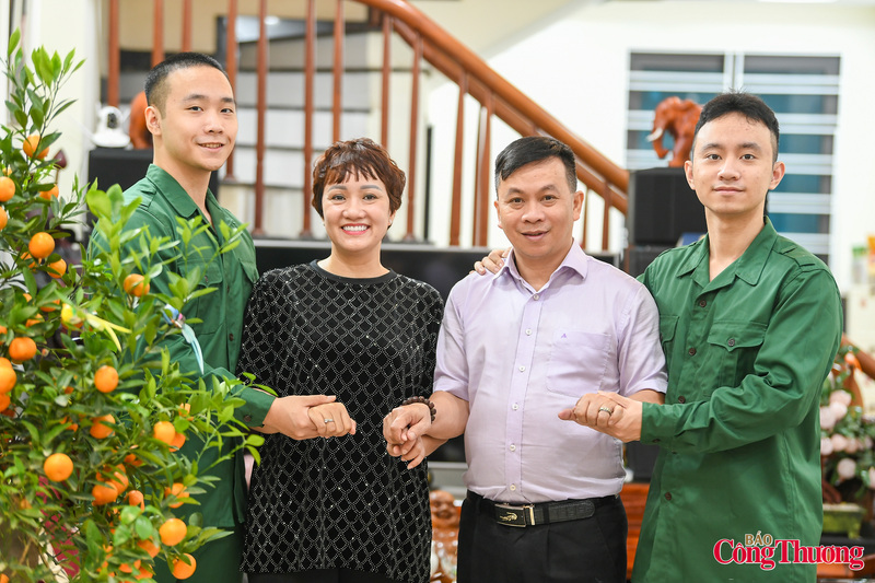 Gia đình quây quần chụp ảnh lưu niệm, nụ cười xen lẫn niềm tự hào khi hai con trai cùng tình nguyện nhập ngũ.