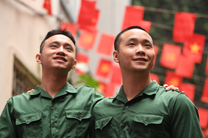 Hai anh em Phạm Thế Lợi và Phạm Hồng Phúc rạng rỡ trong màu áo lính quyết tâm trước ngày lên đường nhập ngũ.