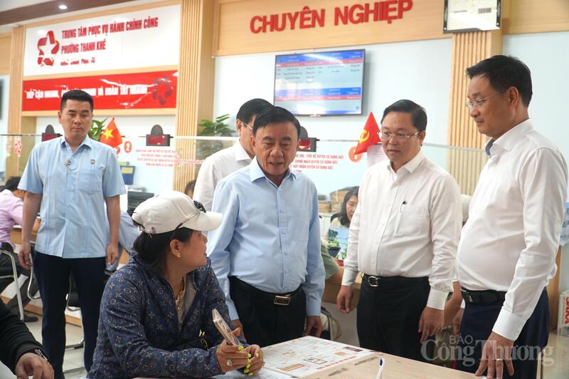 Sau hội nghị, Thường trực Ban Bí thư Trần Cẩm Tú thăm, kiểm tra hoạt động Trung tâm phục vụ hành chính công phường Thanh Khê (TP. Đà Nẵng).