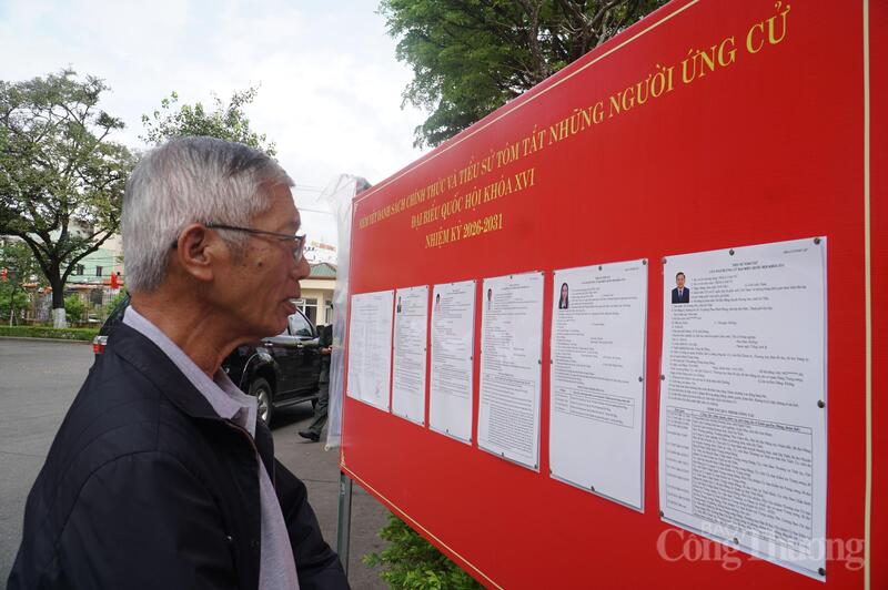 Cử tri TP. Đà Nẵng tìm hiểu thông tin những người ứng cử đại biểu Quốc hội khóa XVI, đơn vị bầu cử số 1, TP. Đà Nẵng.