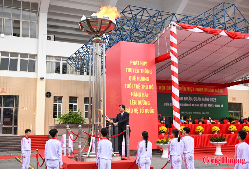 Tại buổi lễ, Bí thư Thành ủy Hà Nội Nguyễn Duy Ngọc đã thắp đài lửa truyền thống, khẳng định ý nghĩa ngày hội tòng quân của công dân Thủ đô là ngày hội lớn của lòng yêu nước, thể hiện trách nhiệm công dân và niềm tự hào khi thực hiện nghĩa vụ thiêng liêng với Tổ quốc.