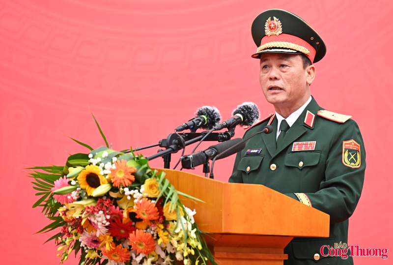 Thiếu tướng Đào Văn Nhận - Tư lệnh Bộ Tư lệnh Thủ đô Hà Nội ghi nhận và biểu dương toàn thể các thanh niên đã chấp hành nghiêm Lệnh gọi nhập ngũ, bảo đảm quân số và chấp hành thời gian quy định, phấn khởi tham gia ngày hội tòng quân hôm nay; nhiệt liệt chúc mừng và gửi gắm niềm tin tưởng vào 440 đoàn viên thanh niên ưu tú tại điểm giao nhận quân số 4, tự tin vững bước lên đường để thực hiện nghĩa vụ thiêng liêng bảo vệ Tổ quốc với khí thế và quyết tâm cao.