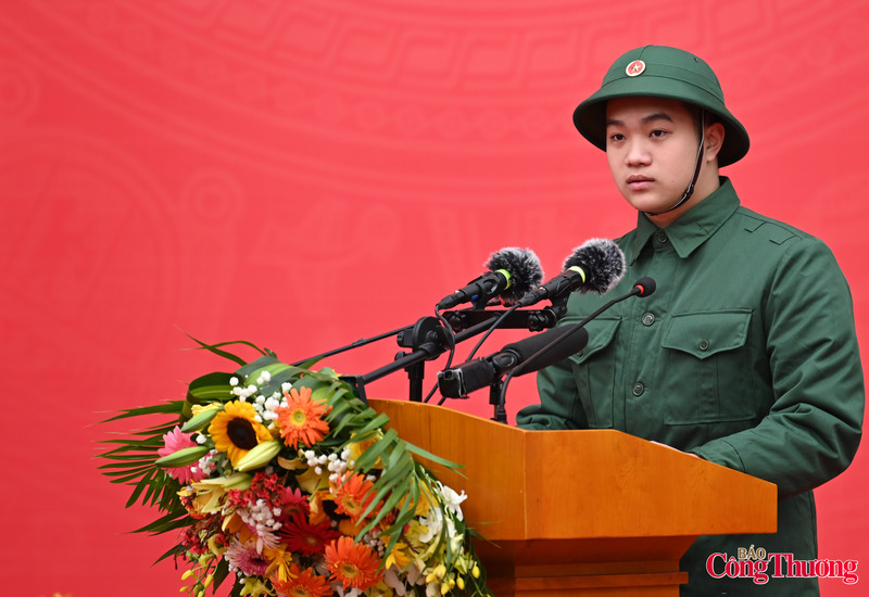 Đại diện các chiến sĩ nhập ngũ trong đợt này, công dân Nguyễn Minh Nam (phường Giảng Võ) khẳng định sẽ luôn phát huy truyền thống cách mạng, sẵn sàng nhận và hoàn thành tốt mọi nhiệm vụ của Đảng, Nhà nước, Quân đội, Công an và nhân dân giao phó.