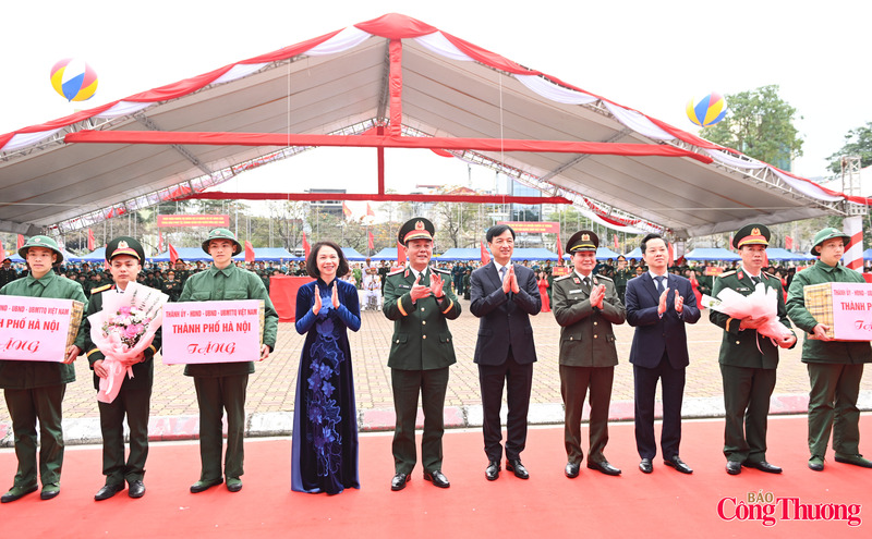 Trong không khí thân tình và ấm áp, các đồng chí lãnh đạo thành phố, lãnh đạo các phường và nhân dân địa phương đã tiễn các tân binh lên đường nhập ngũ với lời chúc mạnh khỏe, học tập, rèn luyện tốt, "chân cứng đá mềm", luôn hoàn thành xuất sắc mọi nhiệm vụ được Đảng, Nhà nước và Nhân dân giao phó.