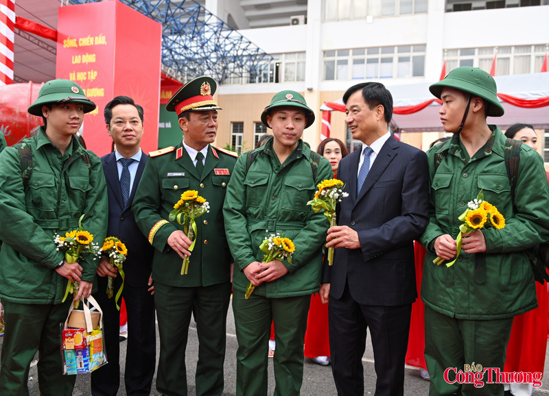Bí thư Thành ủy Hà Nội Nguyễn Duy Ngọc thăm hỏi, động viên tân binh lên đường nhập ngũ.