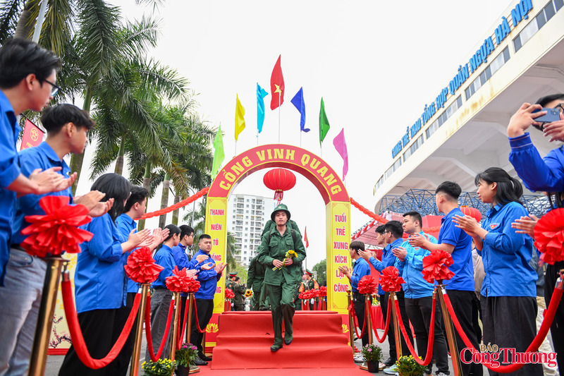 Chiến sĩ bước qua Cổng vinh quang lên đường nhập ngũ.