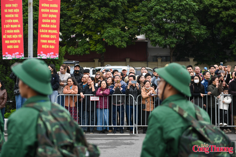 Nhiều người thân bịn rịn chia tay các tân binh.
