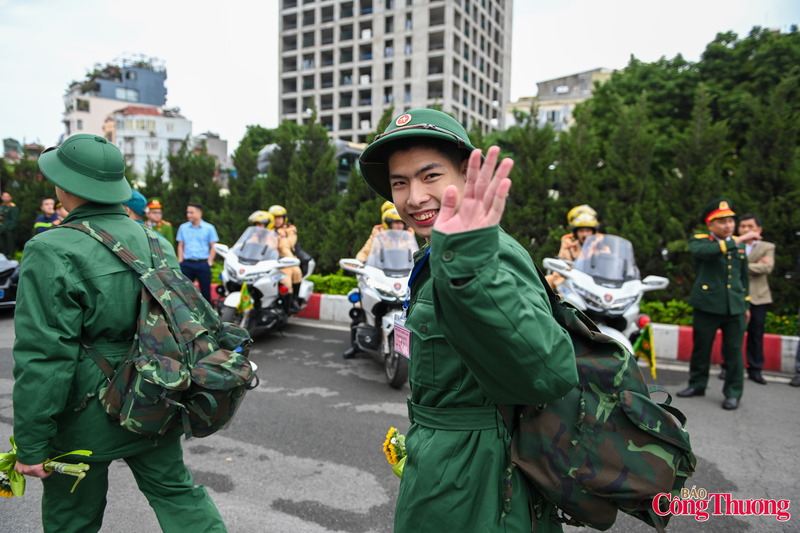 Bí thư Thành ủy Hà Nội tiễn tân binh lên đường nhập ngũ - 16