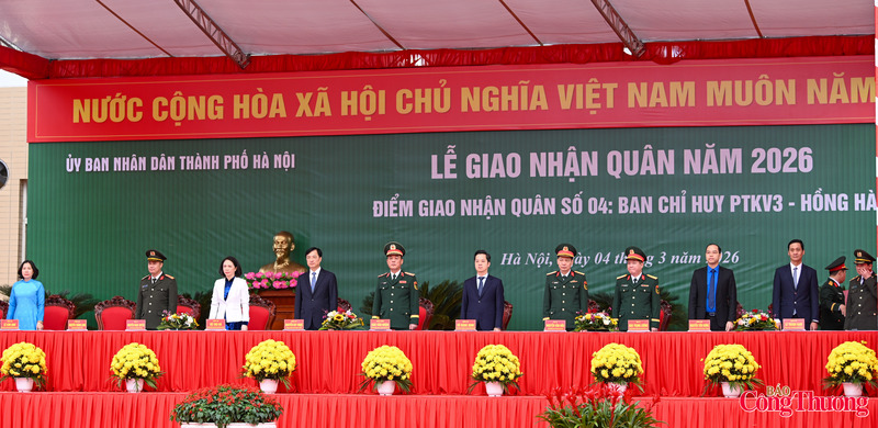 Dự buổi lễ có Ủy viên Bộ Chính trị, Bí thư Thành ủy Hà Nội Nguyễn Duy Ngọc; Ủy viên Ban Thường vụ Thành ủy, Tư lệnh Bộ Tư lệnh Thủ đô Hà Nội - Thiếu tướng Đào Văn Nhận, Phó Chủ tịch Thường trực Hội đồng Nghĩa vụ quân sự thành phố; Ủy viên Ban Thường vụ Thành ủy, Bí thư Đảng ủy, Chủ tịch HĐND phường Hoàn Kiếm Vũ Đăng Định; Phó Chủ tịch UBND thành phố Hà Nội Vũ Thu Hà; đại diện lãnh đạo các sở, ngành và lãnh đạo các phường cùng đông đảo Nhân dân các địa phương.