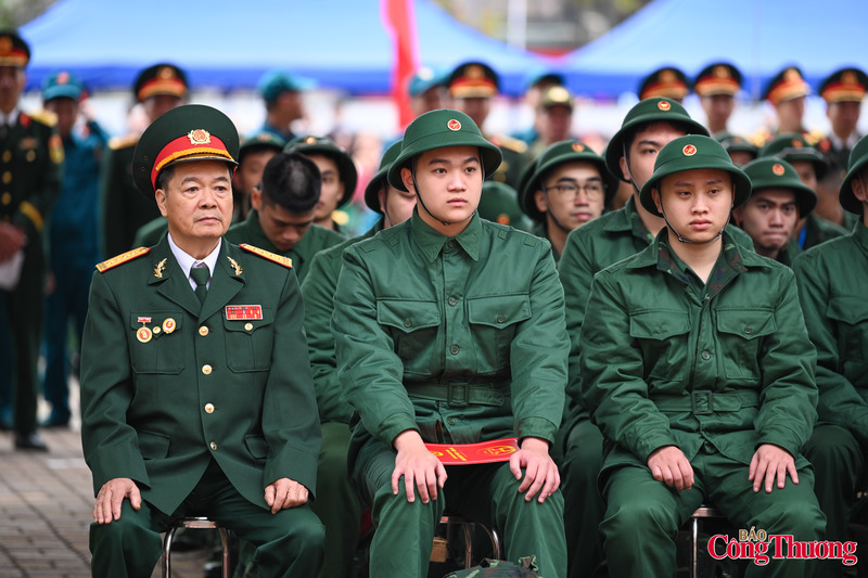 Thiếu tướng Đào Văn Nhận thông tin, năm nay, toàn thành phố Hà Nội có hơn 4.700 công dân lên đường nhập ngũ, trong đó có 2.428 công dân xung phong viết đơn tình nguyện nhập ngũ (chiếm hơn 60%). Năm nay, công dân nhập ngũ có trình độ đại học, cao đẳng, trung học chuyên nghiệp đạt 30%, có 164 công dân là đảng viên, có gần 2.300 người được bồi dưỡng lớp đối tượng Đảng.