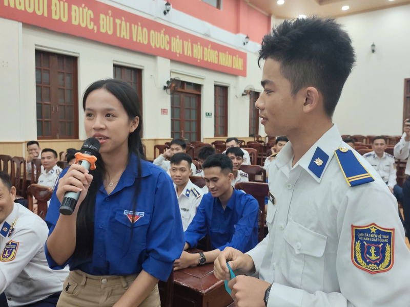 Các đoàn viên, thanh niên sôi nổi trao đổi, chia sẻ tại diễn đàn. Ảnh: Bình An