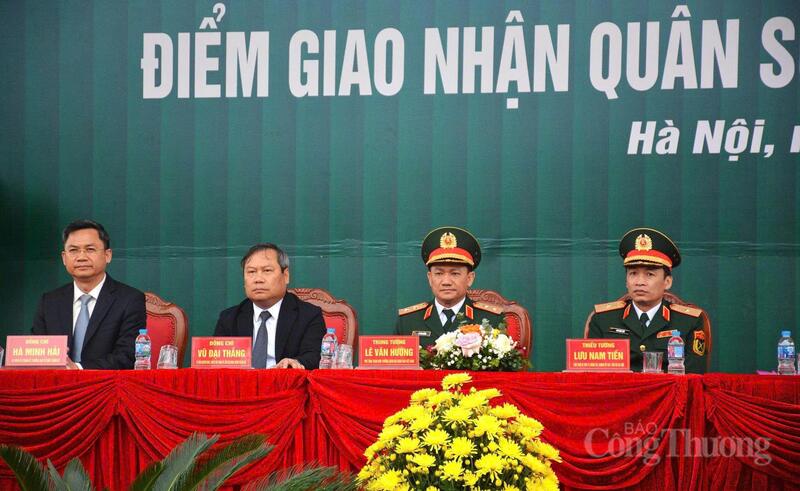 Ông Vũ Đại Thắng, Chủ tịch UBND thành phố, Chủ tịch Hội đồng nghĩa vụ quân sự (thứ hai từ trái sang) Thành phố Hà Nội tại điểm giao nhận quân số 7.