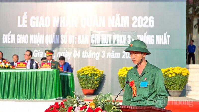Thanh niên Nguyễn Đình Hùng (SN 2003, phường Diên Hồng) thay mặt các thanh niên phát biểu cảm tưởng trước giờ lên đường nhập ngũ. Ảnh: Bá Bính