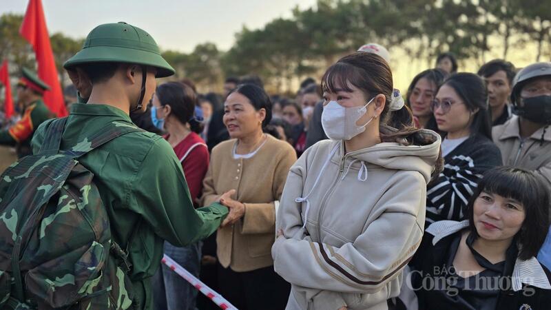 Khoảnh khắc xúc động của các gia đình khi chia tay các thanh niên lên đường thực hiện nghĩa vụ thiêng liêng với Tổ quốc.