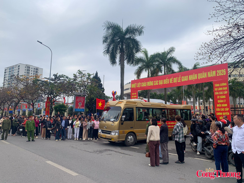 Người thân chia tay các tân binh lên đường nhập ngũ.