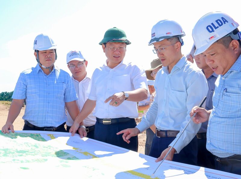 Phó Chủ tịch UBND tỉnh Quảng Ngãi Nguyễn Công Hoàng yêu cầu các địa phương tiếp tục duy trì hiệu quả hoạt động Ban Chỉ đạo các công trình trọng điểm. Ảnh: Tuệ Lâm