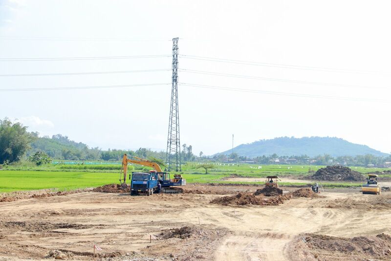 Dự án Đường Hoàng Sa – Dốc Sỏi đã phê duyệt 79 phương án bồi thường cho hơn 133 ha (đạt hơn 77%); bàn giao mặt bằng hơn 74%. Ảnh: Tuệ Lâm