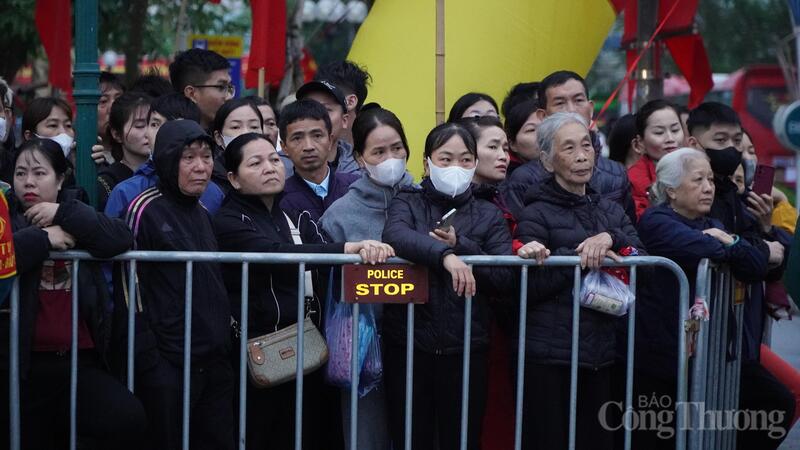 Người dân, thân nhân các tân binh có mặt từ sớm khi mặt trời còn chưa tỏ.