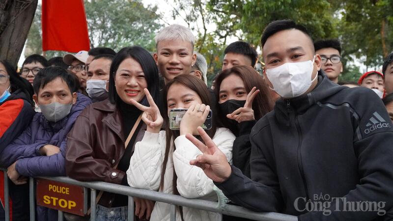 Chị Phạm Thu Trang (áo nâu) có mặt tại Lễ giao nhận quân năm 2026 ở phường Nam Định, tỉnh Ninh Bình. Ảnh: Minh Trang