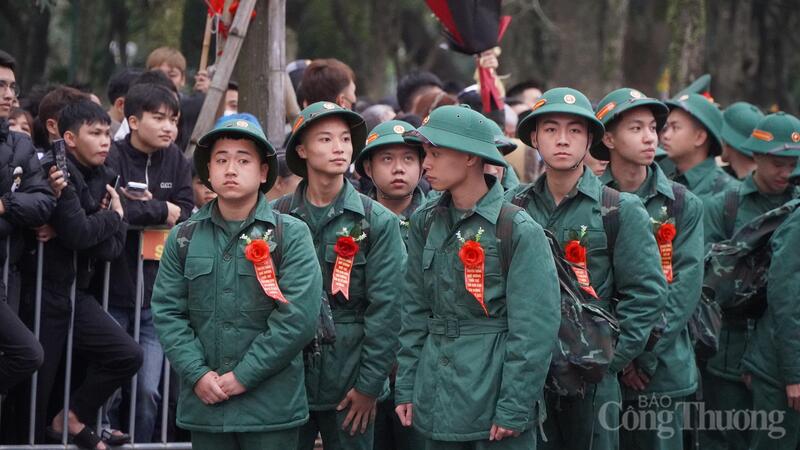 Các tân binh đến điểm giao nhận quân.