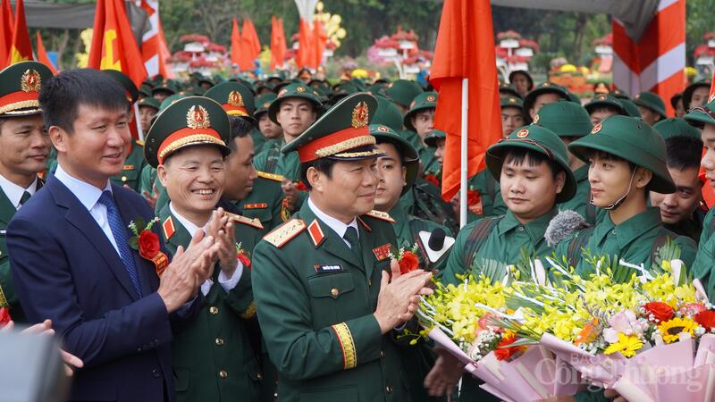 Đại tướng Nguyễn Tân Cương dặn dò các tân binh trước giờ lên đường nhập ngũ.