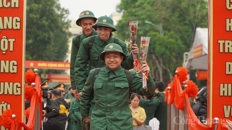 Các tân binh bước qua cầu vinh quang, chính thức bắt đầu hành trình thực hiện nghĩa vụ quân sự. Ảnh: Minh Trang