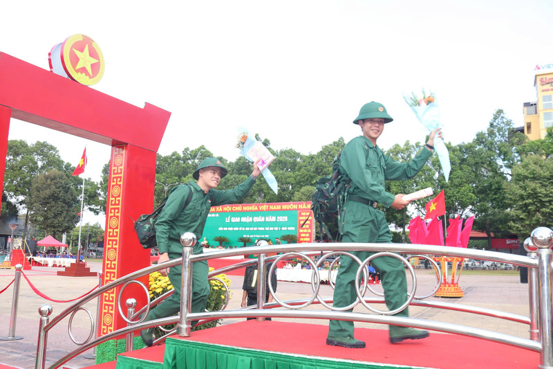 Thanh niên Đắk Lắk hăng hái lên đường nhập ngũ. Ảnh: Công Lý