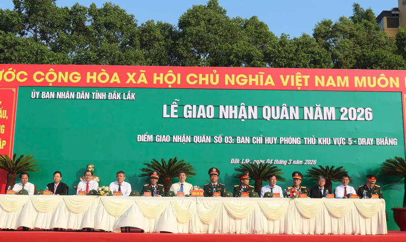 Lãnh đạo các cơ quan ban ngành tỉnh Đắk Lắk, Quân khu V tại lễ giao nhận quân năm 2026. Ảnh: Công Lý