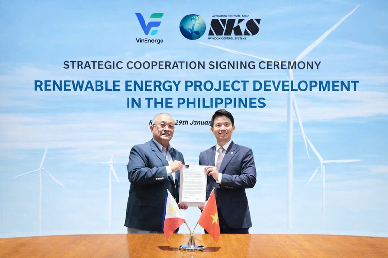 Ông Andre Pablo G. Fausto, Chủ tịch NKS Renewables (trái) và ông Nguyễn Anh Khoa, Tổng Giám đốc VinEnergo (phải) tại buổi lễ ký kết hợp tác giữa hai bên.