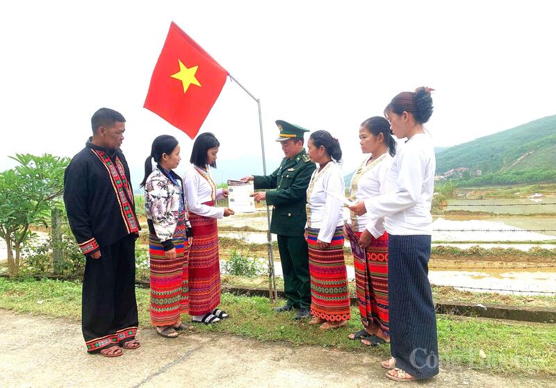 Cán bộ, chiến sĩ Đồn Biên phòng Bản Giàng giải thích về quy trình bầu cử tới người dân. Ảnh: Phúc Sơn