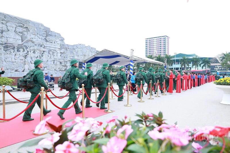 Các tân binh sẵn sàng với hành trang lên đường nhập ngũ.