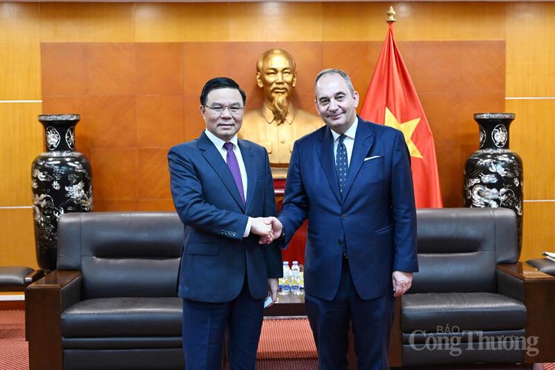 Quyền Bộ trưởng Bộ Công Thương Lê Mạnh Hùng và Phó Chủ tịch thứ nhất Quốc hội Hy Lạp Ioannis Plakiotakis.