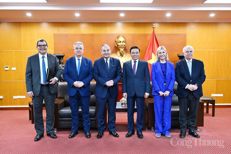 Cuối buổi làm việc, Quyền Bộ trưởng Lê Mạnh Hùng đề nghị Hy Lạp có tiếng nói ủng hộ và vận động Ủy ban châu Âu sớm gỡ bỏ thẻ vàng IUU cho thủy sản Việt Nam.