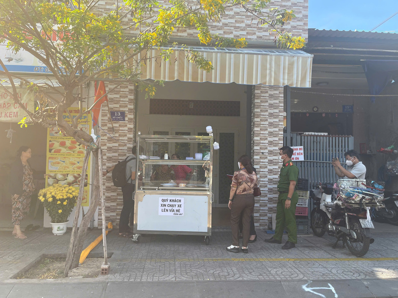 Lực lượng chức năng kiểm tra điểm sơ chế, đồng thời đề nghị tiệm bánh mỳ ngừng hoạt động.