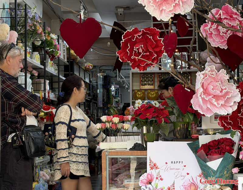 Không khí mua sắm trên phố Tô Hiệu nhộn nhịp trước thềm ngày 8/3.