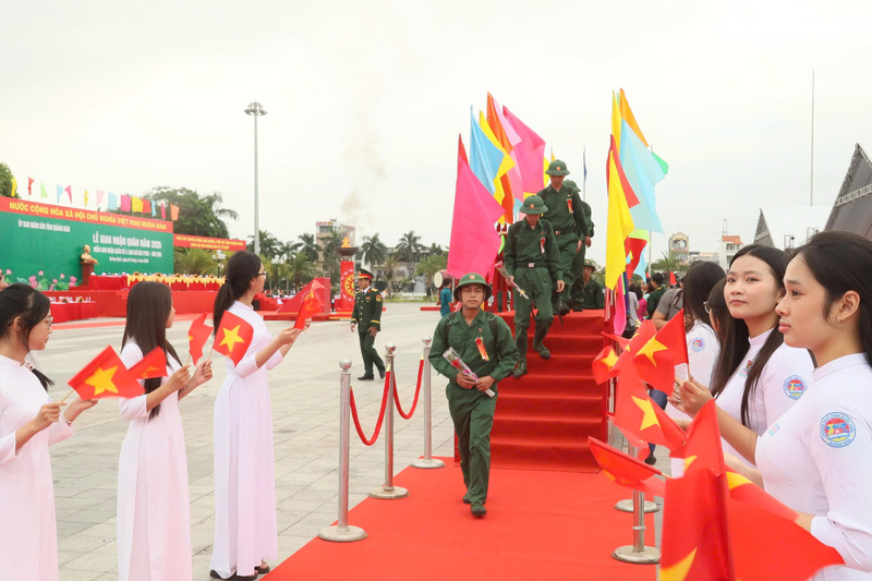 Sáng 4/3, hơn 4000 công dân tỉnh Quảng Ngãi đã lên đường nhập ngũ. Ảnh: Nguyễn Dương