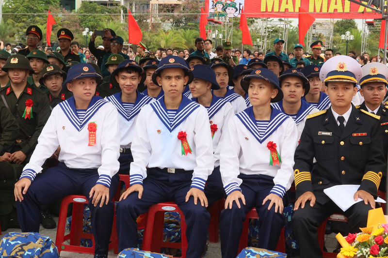 Nhiều người con miền biển sẽ được khoác lên mình chiếc áo của lực lượng Hải quân, tham gia bảo vệ biển đảo tổ quốc. Ảnh: Nguyễn Dương