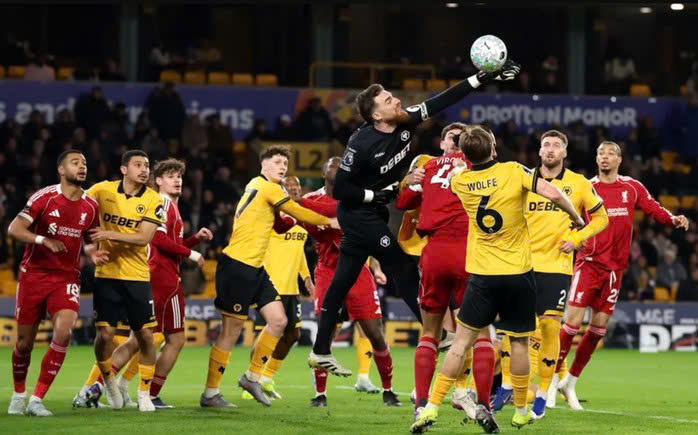 Liverpool gặp khó khăn trước lối chơi phòng thủ của Wolves . Ảnh: Đ.