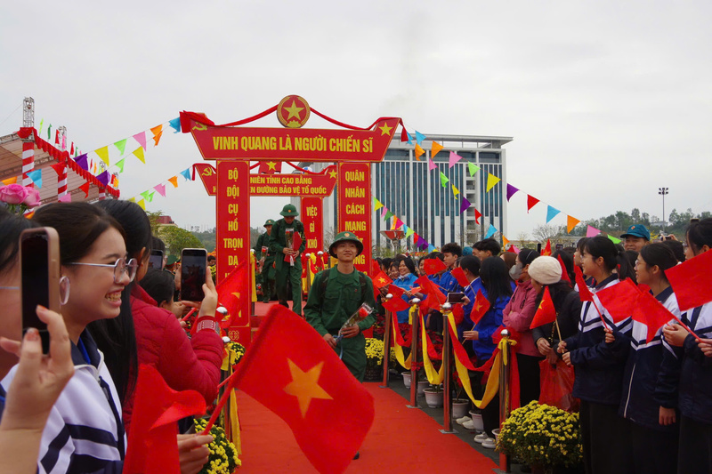 Các tân binh hân hoan đi qua "Cổng Vinh quang", ra xe lên đường nhập ngũ.