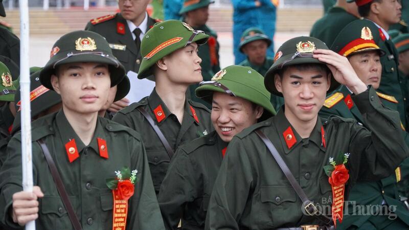 Dưới nắng sớm, những gương mặt trẻ trung ánh lên sự quyết tâm. Có người là sinh viên vừa tốt nghiệp, có người đã có công việc ổn định, tạm gác lại kế hoạch riêng để thực hiện nghĩa vụ với Tổ quốc.