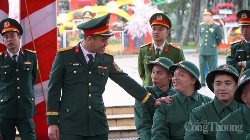Chùm ảnh: Khoảnh khắc xúc động, tự hào trước giờ nhập ngũ - 4