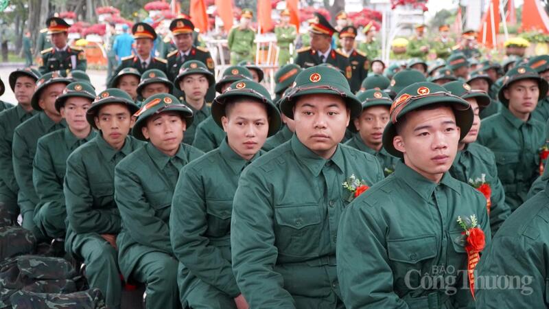 Trên sân, các tân binh xếp hàng ngay ngắn.