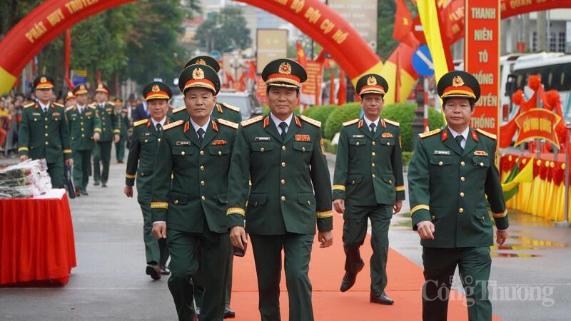 Đại tướng Nguyễn Tân Cương, Ủy viên Trung ương Đảng, Tổng Tham mưu trưởng Quân đội nhân dân Việt Nam, Thứ trưởng Bộ Quốc phòng tham dự Lễ giao nhận quân năm 2026 tại Điểm giao nhận quân số 7 - phường Nam Định, tỉnh Ninh Bình.