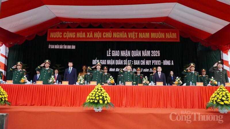 Thực hiện nghi lễ chào cờ.