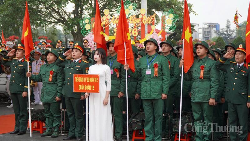 Chùm ảnh: Khoảnh khắc xúc động, tự hào trước giờ nhập ngũ - 11