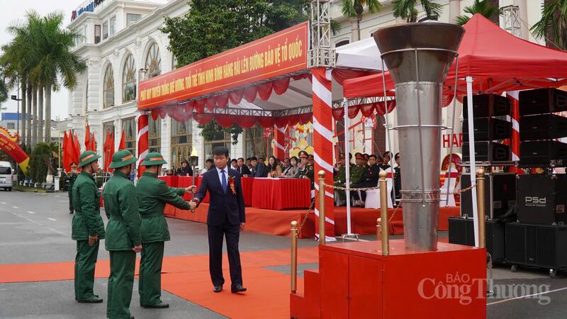 Chùm ảnh: Khoảnh khắc xúc động, tự hào trước giờ nhập ngũ - 13