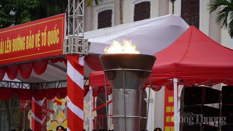 Ngọn lửa bùng sáng giữa sân lễ như thắp thêm trong lòng mỗi tân binh niềm tự hào, ý chí cống hiến và khát vọng được góp sức mình cho Tổ quốc.